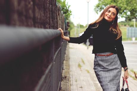 Con falda lápiz de Kate Kasin Con falda lápiz de Kate Kasin