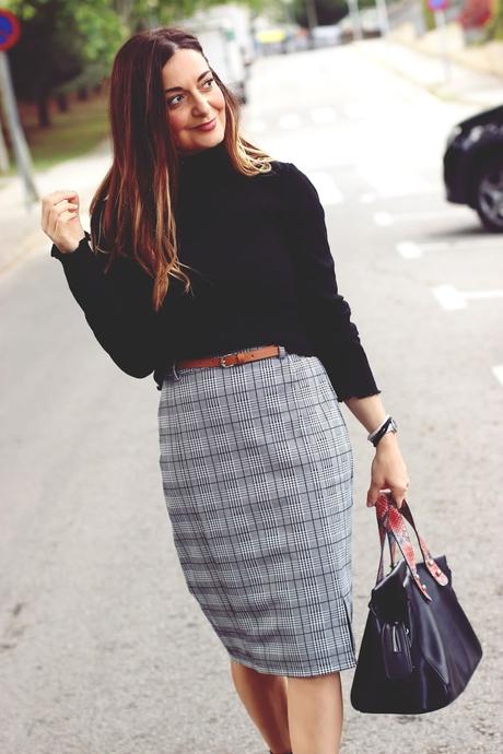 Con falda lápiz de Kate Kasin Con falda lápiz de Kate Kasin