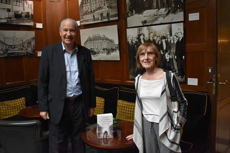 Ruperto Long Charlotte Grümbrerg hablan niña miraba trenes partir