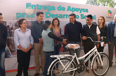 ENTREGAN ÁRBOLES Y BICICLETAS EN SAN MATEO ATENCO