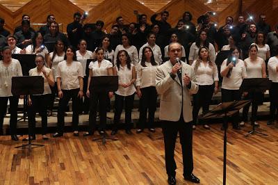 RINDE HOMENAJE CORO POLIFÓNICO DEL ESTADO DE MÉXICO A JUAN GABRIEL