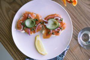 Tostas proteicas con salmón