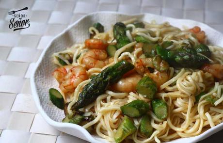 Noodles al wok con carabineros y trigueros