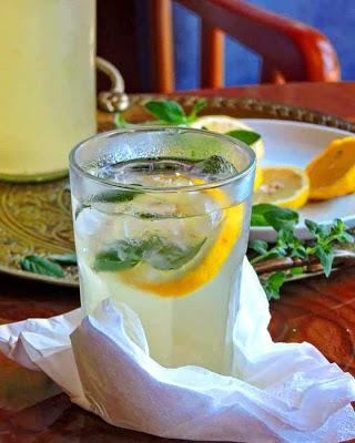 Refresco casero de saúco y limón con burbujas