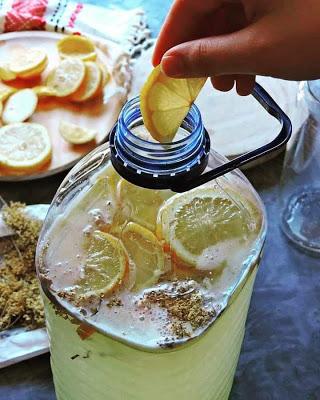 Refresco casero de saúco y limón con burbujas