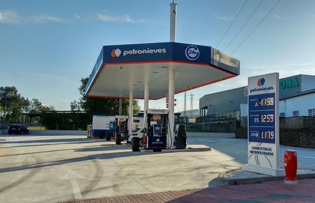 Petronieves amplía su red de estaciones con una nueva gasolinera en Torrelavega Petronieves amplía su red de estaciones con una nueva gasolinera en Torrelavega