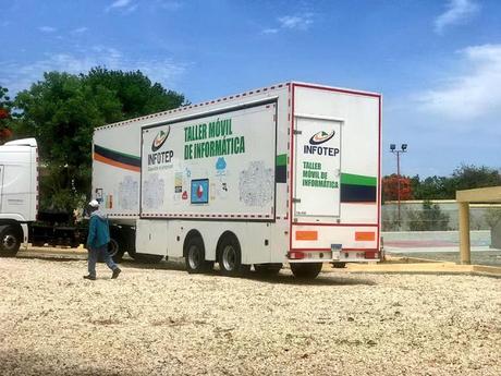 Instalado en Neiba Taller Móvil de Informática para cursos gratuitos.