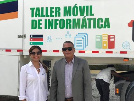 Instalado en Neiba Taller Móvil de Informática para cursos gratuitos.