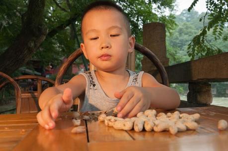 El peligro y los riesgos de dar frutos secos a los niños pequeños El peligro y los riesgos de dar frutos secos a los niños pequeños