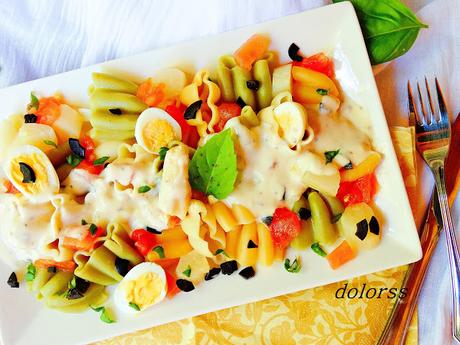 Ensalada de pasta con mahonesa de lima y albahaca