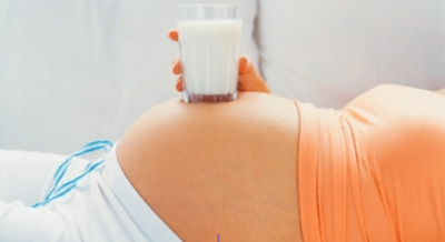 La leche de vaca es importante en la mujer durante el embarazo y lactancia