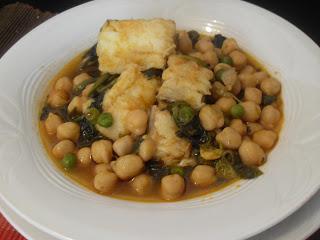 Garbanzos, con bacalao, espinacas y guisantes