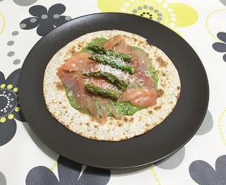 Fajitas de salmón, espárragos y pesto