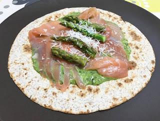 Fajitas de salmón, espárragos y pesto