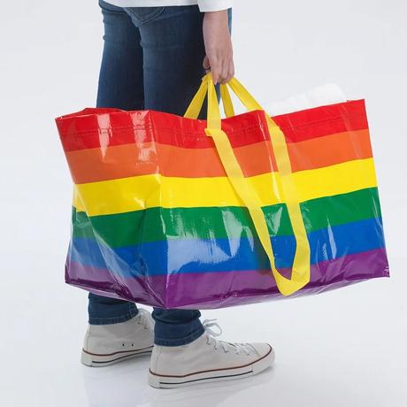 IKEA lanza una edición limitada de su bolsa con la bandera arcoíris con motivo del Orgullo 2019