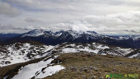 Vista hacia Peña Rueda, Siegalavá y Fariñentu desde Peña Saleras