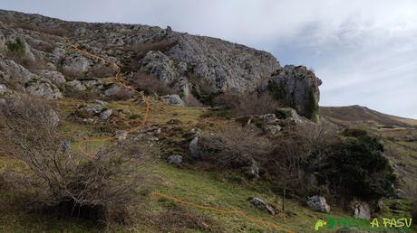 Subiendo a la Senda la Peña sobre Villa de Sub