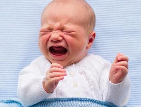 bebe enfermo llorando bebe enfermo llorando