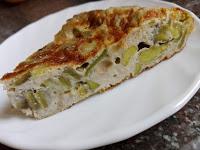 Porción de tortilla de habas tiernas Una porción de tortilla de habas tiernas