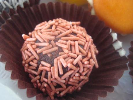 TRUFAS DE CARAMELO Y CROCANTI DE ALMENDRAS TRUFAS DE CARAMELO Y CROCANTI DE ALMENDRAS