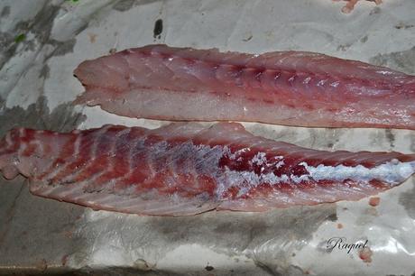 Lubina rebozada con escamas de arroz verde