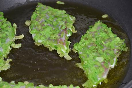 Lubina rebozada con escamas de arroz verde