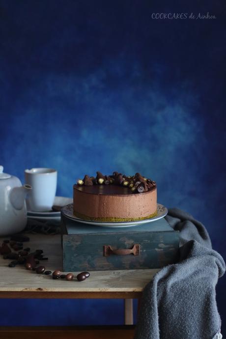 TARTA MOUSSE DE CHOCOLATE NEGRO, PISTACHOS Y ARÁNDANOS. RECETA SIN HORNO