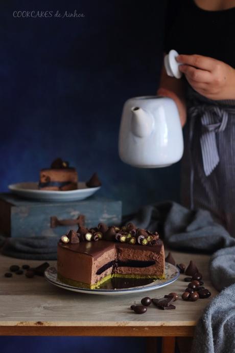 TARTA MOUSSE DE CHOCOLATE NEGRO, PISTACHOS Y ARÁNDANOS. RECETA SIN HORNO