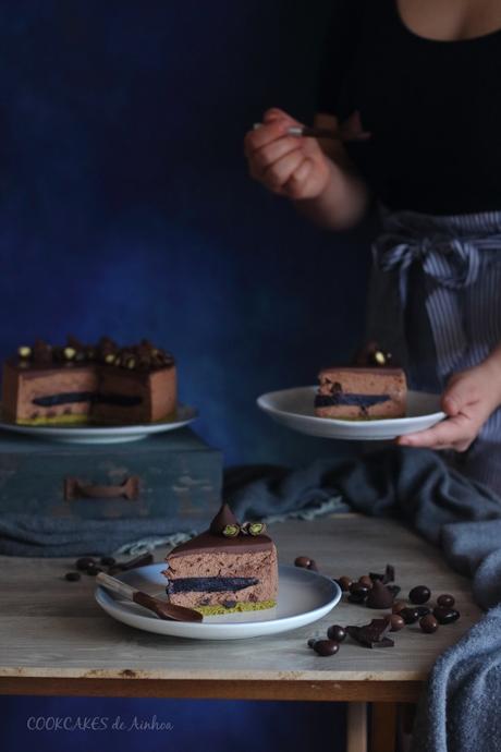 TARTA MOUSSE DE CHOCOLATE NEGRO, PISTACHOS Y ARÁNDANOS. RECETA SIN HORNO