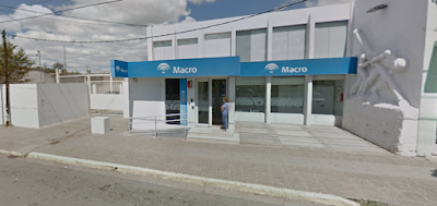 La Honestidad existe, encontró plata frente a un banco y la devolvió.