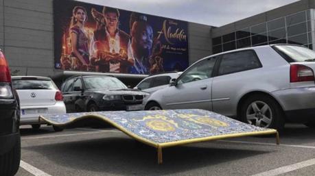 Aladdin aparca su alfombra en un parking en esta divertida acción de ambient