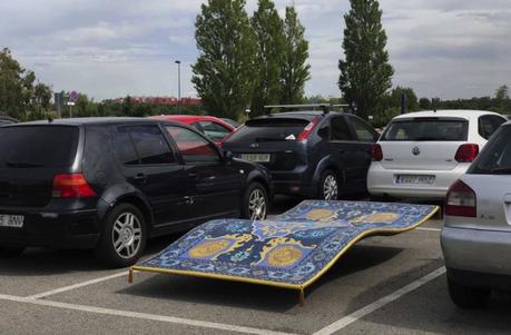 Aladdin aparca su alfombra en un parking en esta divertida acción de ambient