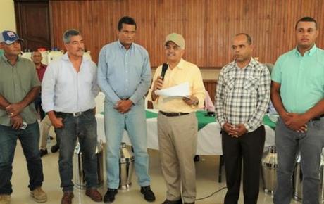 Ministro agricultura entrega casi 9 millones a lecheros de San Juan.