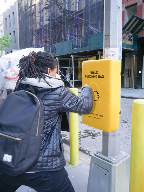 Instalan sacos de boxeo en la calle para que la gente desahogue su rabia