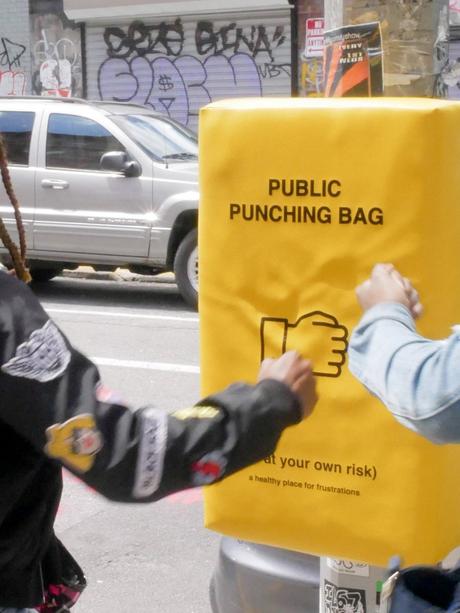 Instalan sacos de boxeo en la calle para que la gente desahogue su rabia