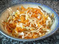 Ensalada de col mezclada con el aliño Coleslaw mezcada con el aliño de mayonesa, mostaza y vinagre