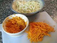 Cortando la zanahoria Cortando la zanahoria finamente en juliana para ensalada