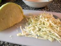 Cortando la col Cortando la col en juliana para ensalada