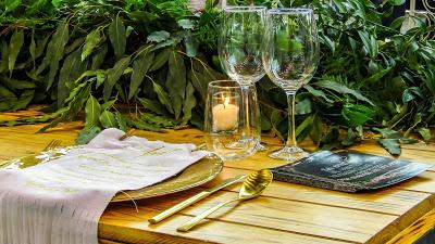 Mesa preparada para boda con copas de vino 