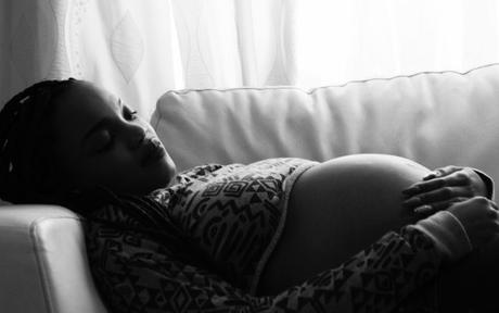 Las migrañas podrían aumentar los riesgos de complicaciones en el embarazo
