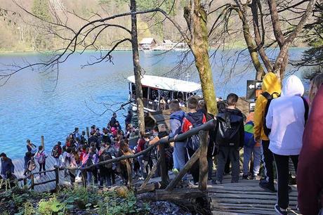 Crowds-of-people-in-Plitvice-Lakes-National-Park-in-April-.jpg.optimal ▷ Croacia en abril: cómo es realmente