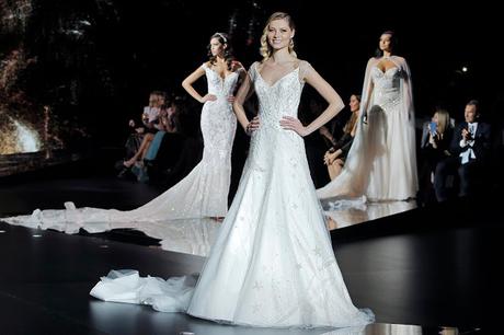 Atelier Pronovias nos lleva a un cielo de lunas y estrellas con su colección 2020 presentada en el marco de Valmont Barcelona Bridal Fashion Week