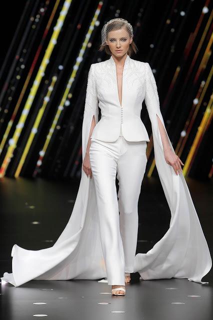 Atelier Pronovias nos lleva a un cielo de lunas y estrellas con su colección 2020 presentada en el marco de Valmont Barcelona Bridal Fashion Week