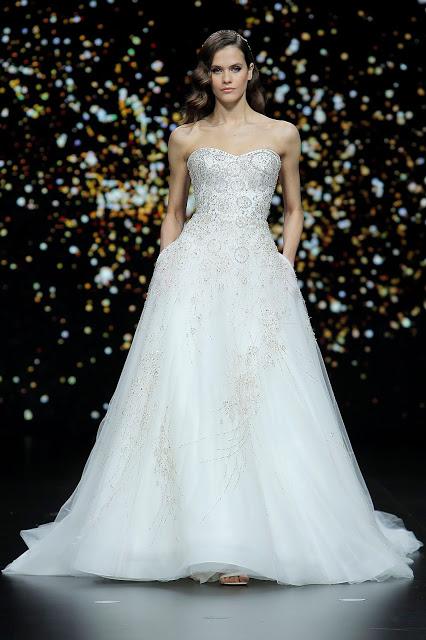 Atelier Pronovias nos lleva a un cielo de lunas y estrellas con su colección 2020 presentada en el marco de Valmont Barcelona Bridal Fashion Week