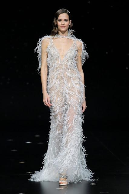 Atelier Pronovias nos lleva a un cielo de lunas y estrellas con su colección 2020 presentada en el marco de Valmont Barcelona Bridal Fashion Week