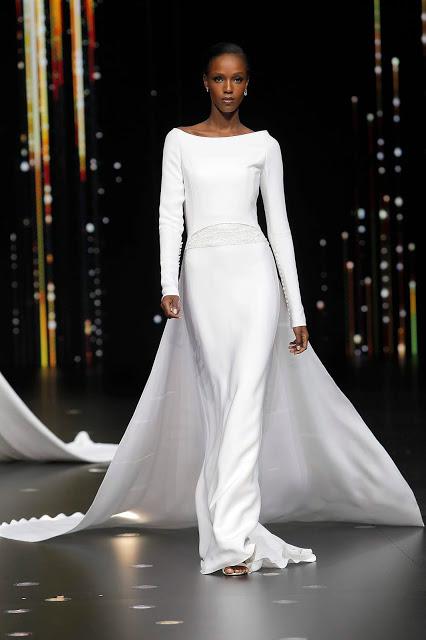 Atelier Pronovias nos lleva a un cielo de lunas y estrellas con su colección 2020 presentada en el marco de Valmont Barcelona Bridal Fashion Week