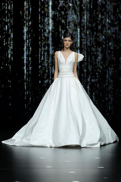 Atelier Pronovias nos lleva a un cielo de lunas y estrellas con su colección 2020 presentada en el marco de Valmont Barcelona Bridal Fashion Week