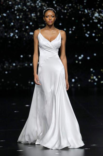 Atelier Pronovias nos lleva a un cielo de lunas y estrellas con su colección 2020 presentada en el marco de Valmont Barcelona Bridal Fashion Week