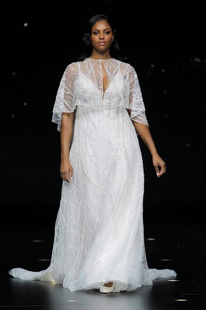 Atelier Pronovias nos lleva a un cielo de lunas y estrellas con su colección 2020 presentada en el marco de Valmont Barcelona Bridal Fashion Week