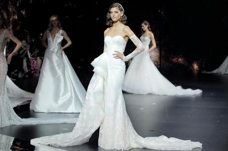 Atelier Pronovias nos lleva a un cielo de lunas y estrellas con su colección 2020 presentada en el marco de Valmont Barcelona Bridal Fashion Week